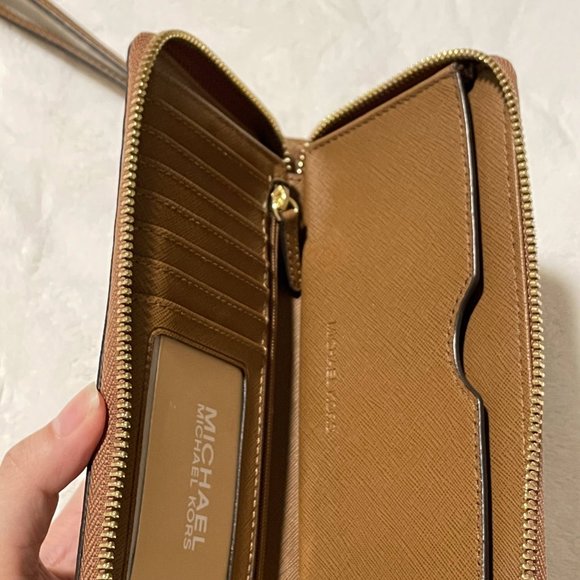 Michael Kors Jet Set Smartphone Wristlet - Picture 8 of 13